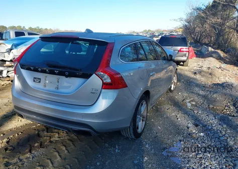 2015 Volvo V60 T5 Platinum z USA, uszkodzony, nr VIN YV1612SD1F1191878